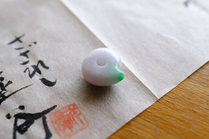 翡翠 ヒスイ ペンダント 根付け 茶子 Sadowara 勾玉 日本製 ミャンマー産天然ひすい 一点物 無着色 ジェダイト 硬玉 5月誕生石 国石 パワーストーン ナチュラル お守り まがたま ギフト プレゼント 贈答品 縁起物 腰飾り お祝い 大注目