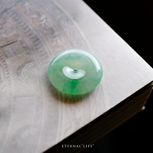 翡翠 (ヒスイ)玉璧ペンダントトップ 『ETERNAL"LIFE"』 アイシーグリーン 氷翡翠 フープ 一点物 ミャンマー産天然ひすい 硬玉 ジェダイト 高品質 無着色 天然石 5月誕生石 誕生日 記念日 希少 国