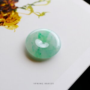 翡翠 (ヒスイ)玉璧ペンダントトップ 『SPRING BREEZE』 アイシーグリーン 氷翡翠 フープ 一点物 ミャンマー産天然ひすい 硬玉 ジェダイト 高品質 無着色 天然石 5月誕生石 誕生日 記念日 希少 国