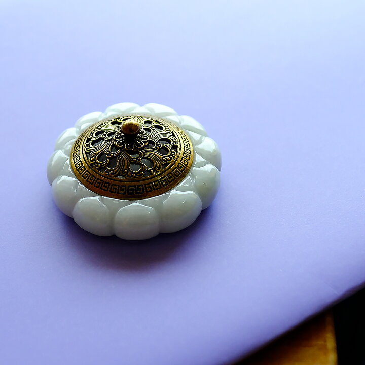 楽天市場】翡翠 (ヒスイ) 彫刻 置物 『LOTUS INCENSE BURNER』 香炉 お 