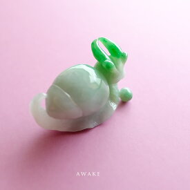 翡翠 (ヒスイ) 彫刻 置物 お守り『AWAKE』カタツムリ ミャンマー産ひすい グリーン＆ホワイト翡翠 希少 一点物 高品質 無着色 ナチュラル 硬玉 ジェダイト 国石 縁起物 プレゼント 5月誕生石【送料無料】【鑑別書作成無料】