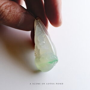 翡翠 (ヒスイ) 彫刻 ペンダントトップ『A SCENE OF LOTUS POND』アイシーグリーン&アイシーホワイト翡翠 蓮 ミャンマー産天然ひすい 一点物 国石 高品質 無着色 ナチュラル 硬玉 ジェダイト プレ