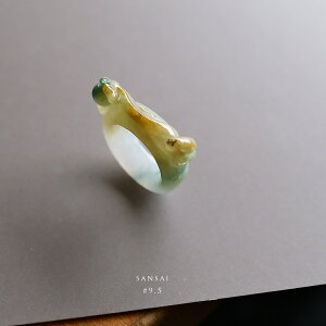 翡翠 (ヒスイ) 彫刻 くりぬきリング 『SANSAI』 (9.5号/アイシーイエロー&アイシーグリーン翡翠) 彫刻指輪 一点物 希少 高品質 無着色 ミャンマー産天然ひすい ナチュラルジェダイト 硬玉 5月