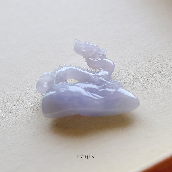 翡翠 (ヒスイ) 彫刻 置物 お守り 『RYUJIN』龍 ミャンマー産ひすい ラベンダー翡翠 希少 一点物 高品質 無着色 ナチュラル 硬玉 ジェダイト 国石 縁起物 ギフト プレゼント 5月誕生石 誕生日 記念日【送料無料】【鑑別書作成無料】