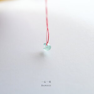【さざれし工房】 翡翠 (ヒスイ) 勾玉『一心一花』 (4.4mm/アイシーグリーン翡翠) 日本製 手作り 希少 ミャンマー産天然ひすい 一点物 無着色 ジェダイト 硬玉 5月誕生石 国石 パワーストーン