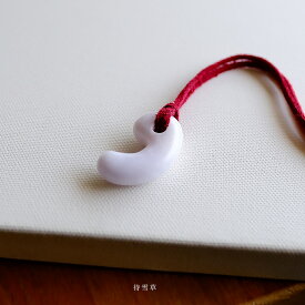 【さざれし工房】 翡翠 (ヒスイ) 勾玉『待雪草』 (33.1mm/ホワイトラベンダー翡翠) 日本製 手作り 希少 ミャンマー産天然ひすい 一点物 無着色 ジェダイト 硬玉 5月誕生石 国石 パワーストーン お守り まがたま ギフト プレゼント 縁起物 【送料無料】