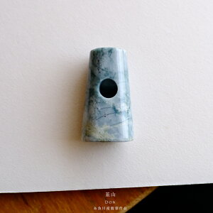 【さざれし工房】 翡翠 (ヒスイ) 勾玉『韮山』(39.1mm/グレー翡翠) 日本製 手作り 希少 糸魚川産天然ひすい 一点物 無着色 ジェダイト 硬玉 5月誕生石 国石 パワーストーン お守り まがたま ギ