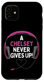 iPhone 11 ゲーム用引用句「A Chelsey Never Gives Up」ヘッドセット パーソナライズ スマホケース