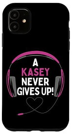 iPhone 11 ゲーム用引用句「A Kasey Never Gives Up」ヘッドセット パーソナライズ スマホケース