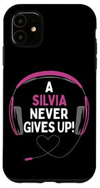 iPhone 11 ゲーム用引用句「A Silvia Never Gives Up」ヘッドセット パーソナライズ スマホケース
