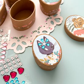 【0と5のつく日限定ポイント5倍】 小物入れキット 工作 クラフト 収納 ネコ 猫 アクセサリー プチギフト 誕生日 贈り物 5歳 6歳 7歳 女の子 男の子 可愛い 女子 小学生 女性同僚 プレゼント 知育玩具 DJECO ジェコ DIY アドラブル