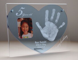 【ハッピーバースデイ】1歳、2歳、3歳、、、お子様のの手形を彫刻5色展開（ピンク サックス 赤 青 ベビーオレンジ）フォトフレーム【手足形インクキット付】■メモリアル /誕生日祝い/名入れ/クリスタルトレジャー/世界に一つ/アクリア―ト