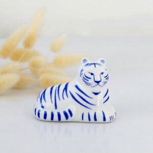 LisaLarson リサ・ラーソン 干支シリーズ 陶器 そとをみるとら あおい【波佐見焼 2022 寅年 干支 寅 虎 とら トラ 年末 新年 正月 縁起物 開運 迎春 置物 玄関 飾り 北欧 かわいい 十二支 2022年 日