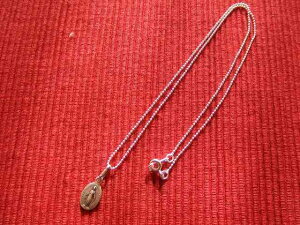 �t�����X�@�p����Ղ̋���iChapelle Notre-Dame de la Medaille Miraculeuse�j�@�s�v�c�ȍK���̃V���o�[�F���_�C���V��`�F�[���i�p���s�v�c�̃��_�C�j