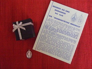 �t�����X�@�p����Ղ̋���iChapelle Notre-Dame de la Medaille Miraculeuse�j�@�s�v�c�ȍK���̃V���o�[�F�̐���}���A���_�C