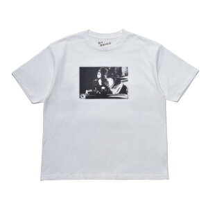 MINEDENIM | �}�C���f�j�� AMY WINEHOUSE LEAN ON A CAR PHOTO S/S TEE WHITE (MND-AMW002) 26SS 26�t�� �g�b�v�X T�V���c �����@�V���[�g�X���[�u �n�[�t�X���[�u �v�����g �v�����gT