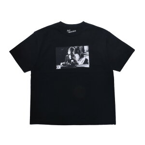 MINEDENIM | �}�C���f�j�� AMY WINEHOUSE LEAN ON A CAR PHOTO S/S TEE BLACK (MND-AMW002) 26SS 26�t�� �g�b�v�X T�V���c �����@�V���[�g�X���[�u �n�[�t�X���[�u �v�����g �v�����gT