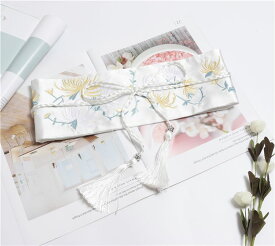 サッシュベルト 菊の花 刺繍 着物風 和柄 帯締め風の飾り紐 タッセルつき (ホワイト)