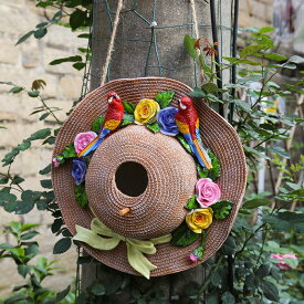 ガーデンオブジェ リボン付き麦わら帽子 花とカラフルなオウム 壁掛け カントリー風 (赤い鳥)