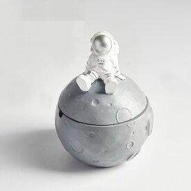 【50％OFF（半額）クーポン配布中】灰皿 惑星の上に座る宇宙飛行士 球形 蓋付き (シルバー)