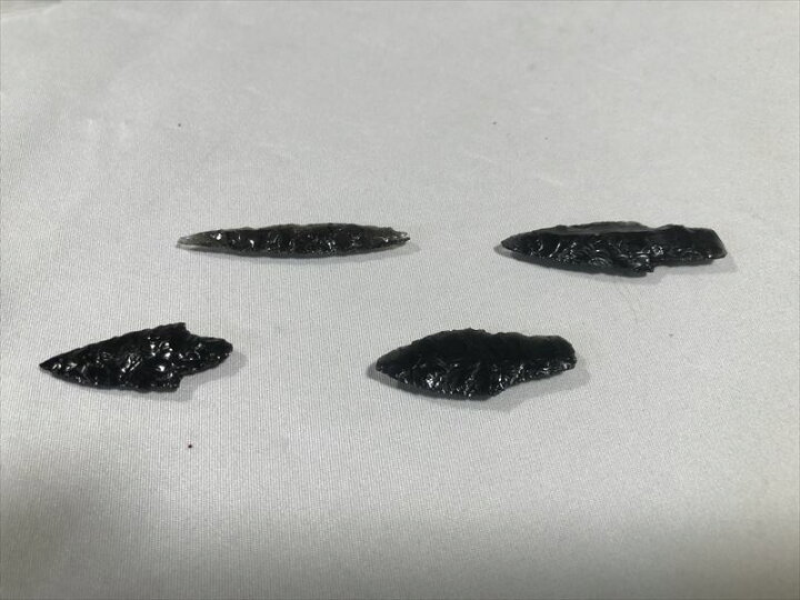 楽天市場 国産 黒曜石 やじり レプリカ ４点セット 矢じり ガラス質火山岩 モノ教材 実物教材 社会科 ｃ A3 おもしろ博物館ショップ