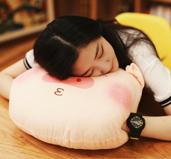 楽天市場 椅子 背もたれ クッション 腰痛対策 抱き枕 ぬいぐるみ インテリア お昼寝枕 オフィス デスク 仮眠用 ハンドウォーマー 多機能 両手差し込み可 おしゃれ フリース ふかふか 腰当て 背あて チェアクッション 腕枕 昼寝クッション 子供 学校 昼休み More Cherie