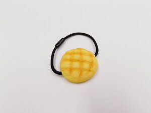 【 ヘアゴム メロンパン・小 】 日本製 小物 食品サンプル おもしろ プレゼント かわいい おしゃれ ハンドメイド 模型 フェイクフード フード 食べ物 パーツ 撮影 大阪 ユニーク ヘアアクセ