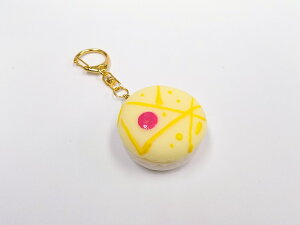 【 キーホルダー マカロン・ライトイエロー 】 日本製 小物 食品サンプル おもしろ プレゼント かわいい おしゃれ ハンドメイド ポーチ バッグ ぬい撮り 推し活 メンカラ 推しカラー 模型 フ