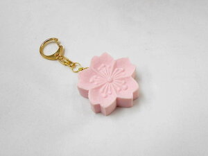 【 キーホルダー らくがん・桜】 日本製 小物 食品サンプル おもしろ プレゼント かわいい おしゃれ ハンドメイド ポーチ バッグ 模型 フェイクフード フード 食べ物 パーツ 撮影 ぬい撮 ユ
