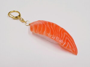 【 キーホルダー 寿司 サーモン 】 日本製 小物 食品サンプル おもしろ プレゼント かわいい おしゃれ ハンドメイド ポーチ バッグ 模型 フェイクフード フード 食べ物 パーツ 撮影 ぬい撮 ユ