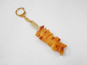 【 キーホルダー 焼鳥 カワ・小】 日本製 小物 食品サンプル おもしろ プレゼント かわいい おしゃれ ハンドメイド ポーチ バッグ 模型 フェイクフード フード 食べ物 パーツ 撮影 ぬい撮 ユ