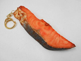 【 キーホルダー 焼鮭切身・大 】 日本製 小物 食品サンプル おもしろ プレゼント かわいい おしゃれ ハンドメイド ポーチ バッグ 模型 フェイクフード フード 食べ物 パーツ 撮影 ぬい撮 ユニーク Japan