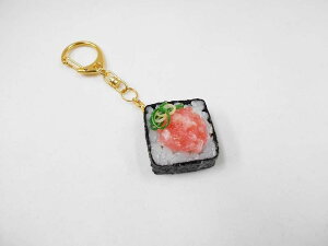 【 キーホルダー ネギトロ巻き 】 日本製 小物 食品サンプル おもしろ プレゼント かわいい おしゃれ ハンドメイド ポーチ バッグ 模型 フェイクフード フード 食べ物 パーツ 撮影 ぬい撮 ユ