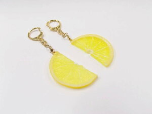 【 キーホルダー レモン スライス 1/2】 日本製 小物 食品サンプル おもしろ プレゼント かわいい おしゃれ ハンドメイド ポーチ バッグ 模型 フェイクフード フード 食べ物 パーツ 撮影 ぬい