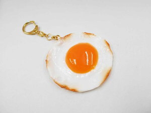 【 キーホルダー 目玉焼き・中 】 日本製 小物 食品サンプル おもしろ プレゼント かわいい おしゃれ ハンドメイド ポーチ バッグ 模型 フェイクフード フード 食べ物 パーツ 撮影 ぬい撮 ユ