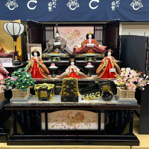雛人形 三段飾り 京八番龍村織物(帯鈎紋錦)親王五人真珠刺繍屏風ワインカラー飾台三段飾り 間口90cm