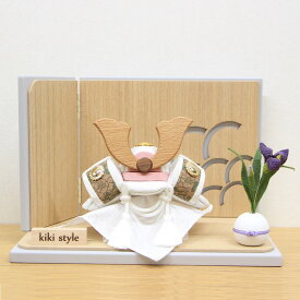 五月人形 平飾り コンパクト 兜飾り 工房ゆうき作 kikiスタイル 木目込み兜 大鍬兜 白色 はや飾りライトグレー台屏風セット 菖蒲飾り付き