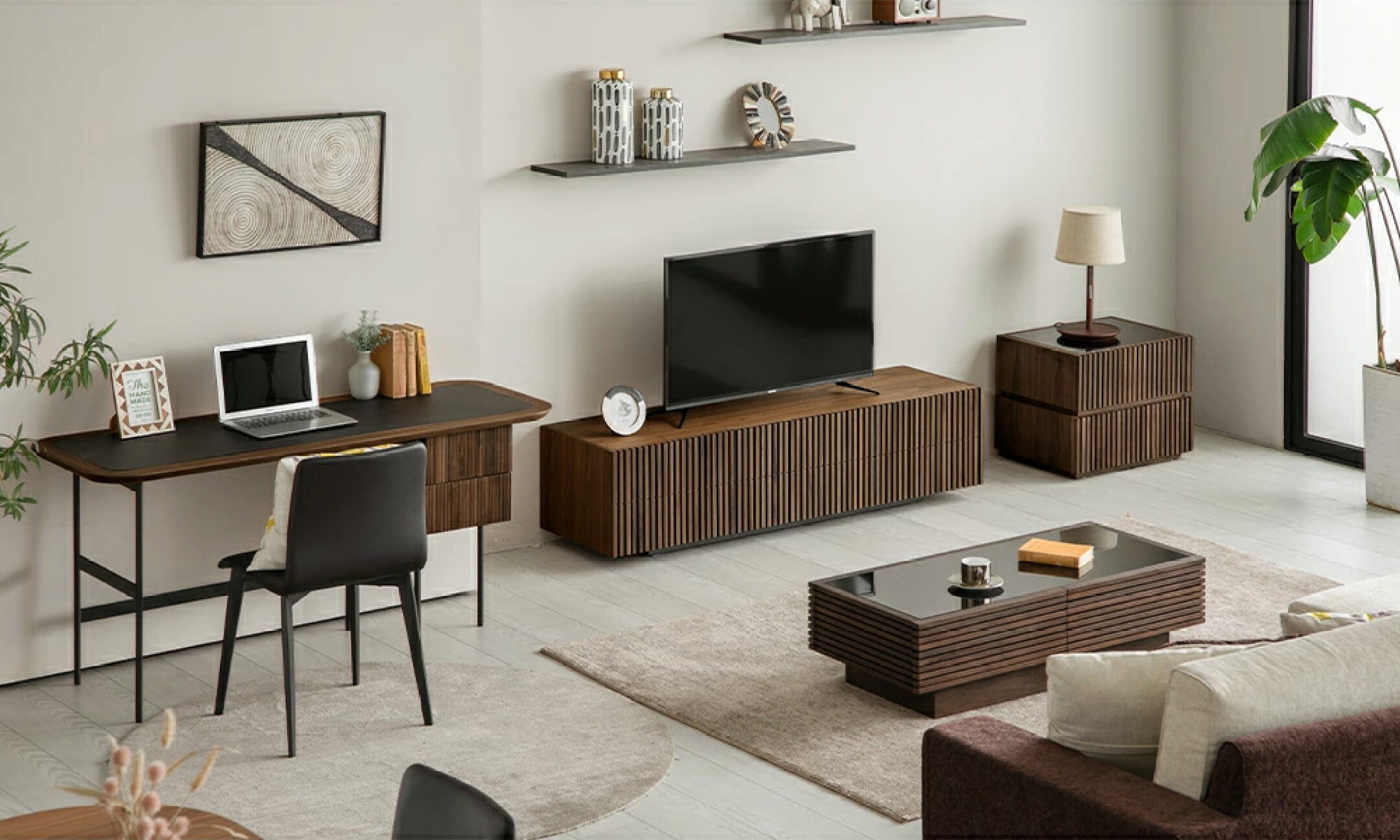 木目の存在感を活かした和室にも合うルーバーデザイン