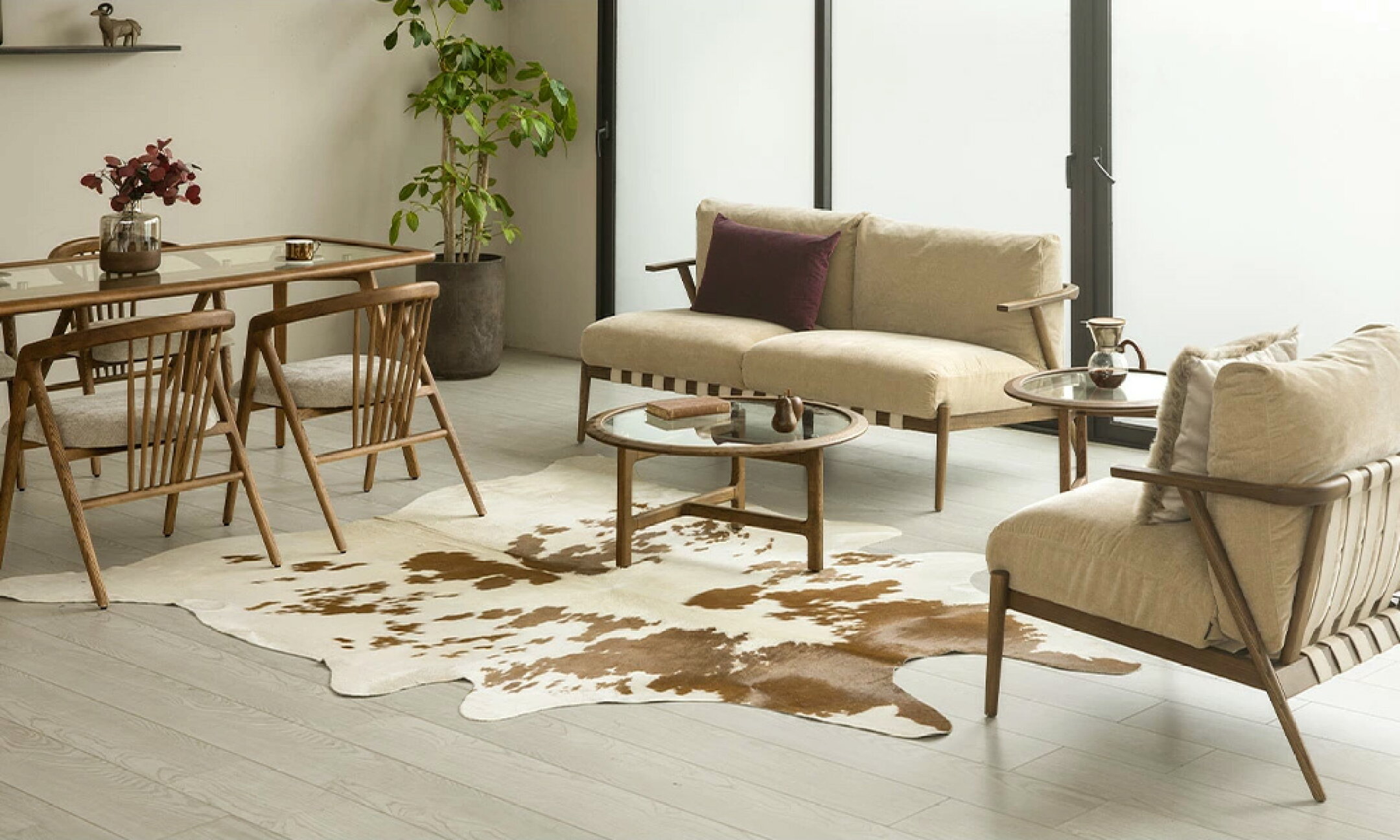 丸みのある曲線と透明感のあるガラスのコントラストデザイン