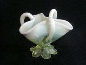 【アンティーク　ウランガラス】　不思議な形の英国製花瓶