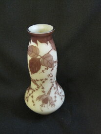 【アンティーク　ウランガラス】　アールヌーボー調のチェコの花瓶