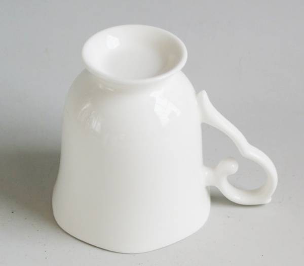 持ち手が優雅な花のフォルム　足つきマグカップ　しろい　白い食器　白い　白い器　ホワイト　白い陶器