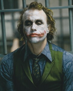 ダークナイト ヒースレジャー The Dark Knight Heath Ledger 映画 写真 輸入品 8x10インチサイズ 約20.3x25.4cm.