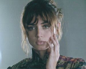 u[hi[2049 AifA}X Ana de Armas Blade Runner A ʐ^ 20.3x25.4cm
