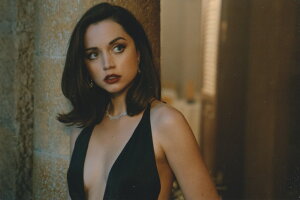 nKLTCY 007 m[^CgD_C AifA}X Ana de Armas 15.8 x10.1cm@A@ʐ^