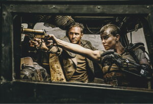 �ق�A4�T�C�Y �~�j�|�X�^�[�ʐ^ �}�b�h�}�b�N�X �{��̃f�X���[�h Mad Max: Fury Road �A�g���n�[�f�B �V���[���[�Y�Z���� ��20.3x30.5cm