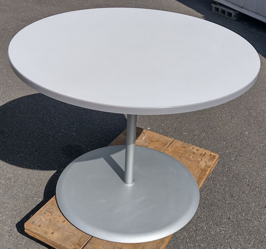 中古品　丸テーブルオカムラ　アルミ円盤脚直径900ミリ、高さ700ミリ＊管理Ａ