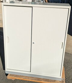 【中古品】ナイキ　引き違い書庫＋専用ベースAW色　鍵2本付き【個人宅へのお届け不可商品です。】【日曜・祝日・夜間配達不可】＊2F