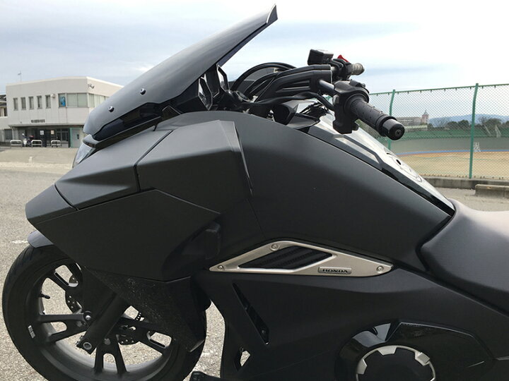 楽天市場 ホンダ Nm4 ウインドシールド ダーク エッジドシェイプ スクリーン パーツ Honda Nm4 01 Nm4 02 At限定 マイナーチェンジ 逆車 輸入車 カスタム 部品 アキラ レッド アクセサリー 風防 オプション カスタムパーツ 二人乗り 人気 マッドファクトリー楽天市場店