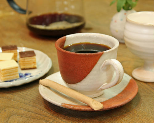 陶器 コーヒーカップ ＆ ソーサー のセットです。和風、北欧風 おしゃれに使い分けて、来客用に最適。信楽焼 コーヒー碗皿。コーヒーカップ＆ソーサーの ペア。ギフトにも。 信楽焼 コーヒーカップ＆ソーサー 焼締チタン コーヒー碗皿 セット 陶器 コーヒーカップ ソーサー ペア 北欧 来客用 おしゃれ 珈琲 碗皿 プレゼント ギフト 信楽焼き やきもの